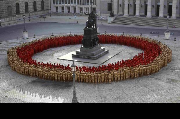 Reuters - Pronto el Sal&#243;n Real se convertir&#225; en el Sal&#243;n de Tunick, dijo el fot&#243;grafo.