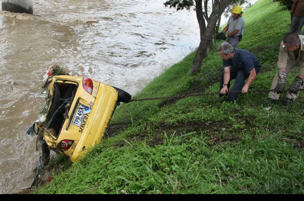 Juan Antonio S&#225;nchez - La comunidad ayud&#243; a sacar a los heridos del taxi. Luego los organismos de socorro acudieron al lugar para rescatar el auto.