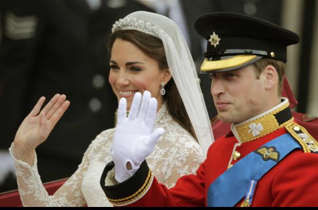 AP - Guillermo y Catalina salieron del templo como duques de Cambridge despu&#233;s de que la reina Isabel II le concediera a su nieto este t&#237;tulo, el de mayor rango en la nobleza brit&#225;nica, adem&#225;s de los t&#237;tulos de condes de Strathearn y barones de Carrickfergus.