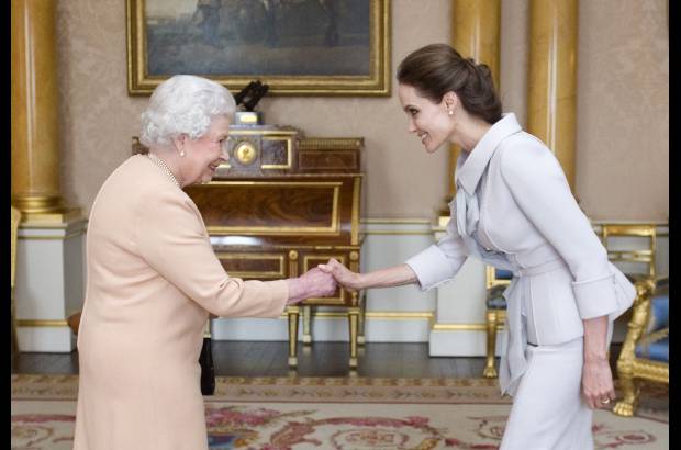 AP - Angelina Jolie fue condecorada con la insignia de Dama de Honor de la Gran Cruz por la Reina Isabel II en el palacio de Buckingham.