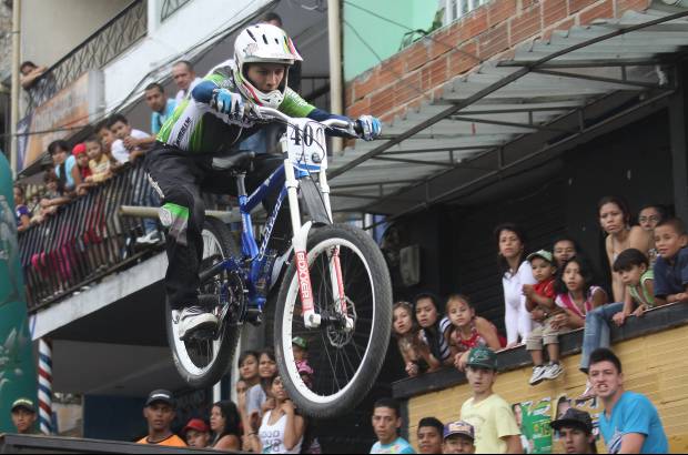 Hernán Vanegas - Agilidad y mucho vuelo en el downhill urbano.