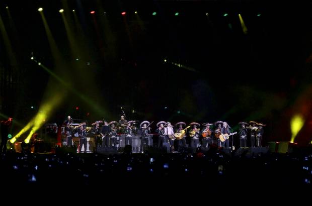 Reuters - Una de las sorpresas de la noche lleg&#243; con una peculiar versi&#243;n de su cl&#225;sico Obladi Oblada, a ritmo de mariachi. Posteriormente, el brit&#225;nico dijo en espa&#241;ol: Viva M&#233;xico, cabrones&#133;. El p&#250;blico festej&#243; al cantante y empez&#243; a gritar McCartney para presidente, a menos de dos meses para que se realicen las elecciones presidenciales en el pa&#237;s.