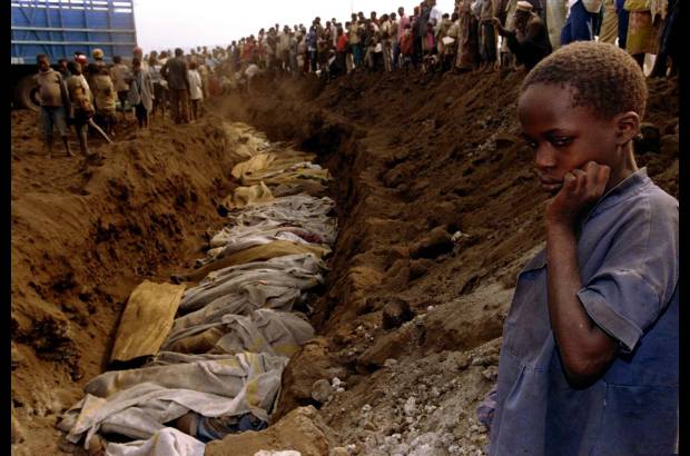 Reuters - El 20 de julio de 1994, una niña refugiada de Ruanda observaba desolada una fosa común en la que sepultaban decenas de cuerpos de víctimas de una matanza que en tres meses cobró la vida de 800 mil personas. La mayoría de las víctimas fueron tutsis, aunque también fueron exterminados hutus, la etnia a la que pertenecían los autores de la matanza.