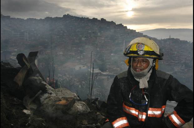 Esteban Vanegas - Ocho m&#225;quinas y 50 hombres del cuerpo de bomberos de Medell&#237;n lucharon durante tres horas para controlar las llamas.