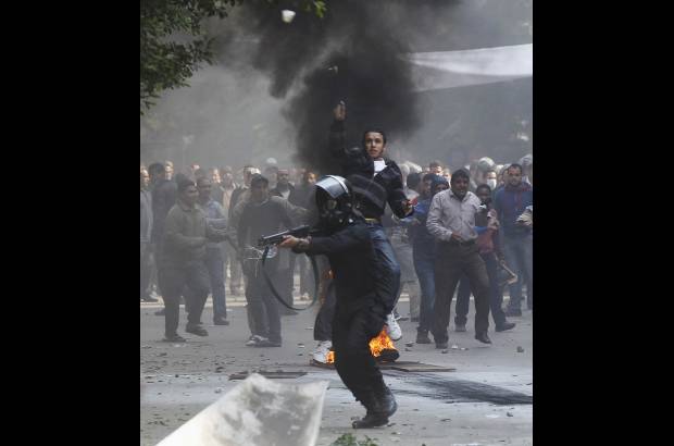 Reuters - Un amplio n&#250;mero de polic&#237;as custodiaba el Ministerio del Interior, en tanto el principal foco de tensi&#243;n segu&#237;a siendo la calle que lleva a este edificio gubernamental desde Tahrir.