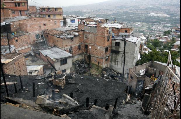 Esteban Vanegas - Un incendio, ocurrido en la tarde del s&#225;bado, consumi&#243; 15 viviendas de este barrio al nororiente de Medell&#237;n.