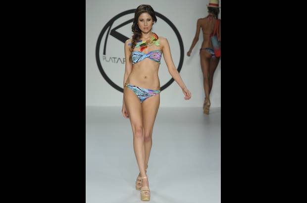 Cortesía - Caffe presentó una elegancia muy bohemia con toques tribales, apliques de lujo, estampados geométricos y profusión de animal print.