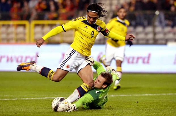 AP - James Rodríguez metió un pase al vacío para Falcao García que recibió libre de marca, eludió al arquero belga y la empujó al fondo de la red.