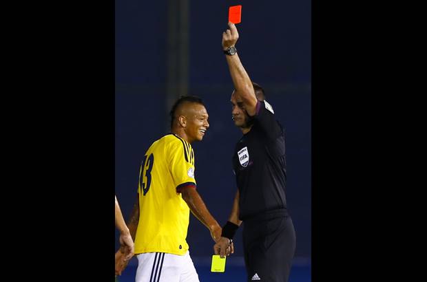 AP - Colombia quedó con 10 en el minuto 31, cuando el mediocampista Fredy Guarín fue expulsado por doble amonestación tras una falta contra Sergio Aquino. La sanción lo dejará por fuera del primer partido del Mundial.