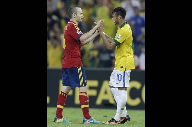 AP - Aunque no jug&#243; su mejor partido, Andr&#233;s Iniesta trat&#243; de crear f&#250;tbol en el medio campo espa&#241;ol.