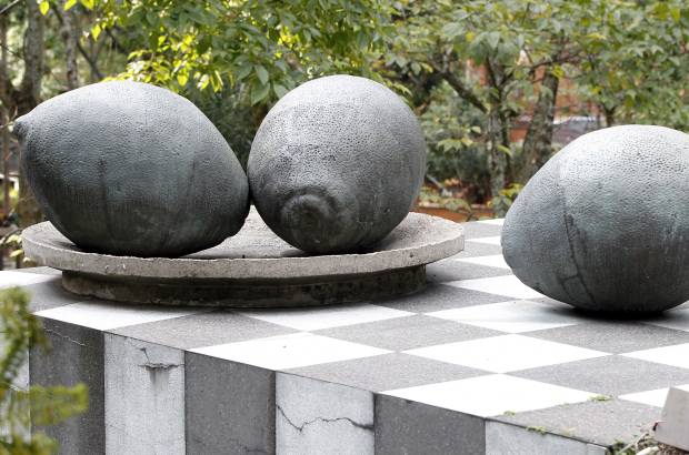 Jaime P&#233;rez - Tres Limones, obra de Luis Alfonso Ram&#237;rez a las puertas de un conjunto residencial de El Poblado.