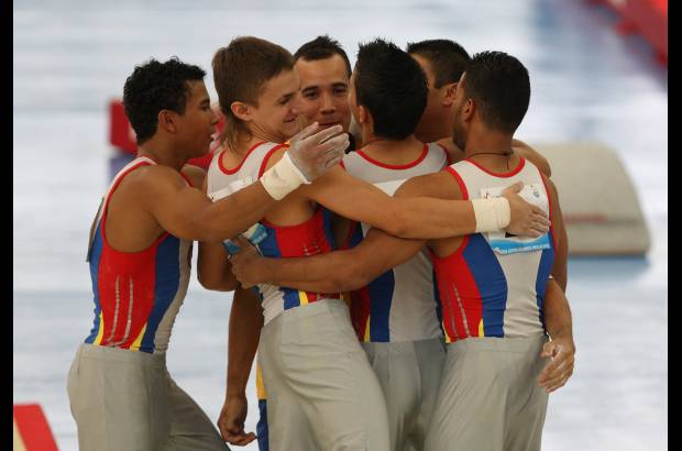Juan Antonio S&#225;nchez - El equipo colombiano celebra con su l&#237;der Jorge Hugo Giraldo. La juventud de la mayor&#237;a genera optimismo.