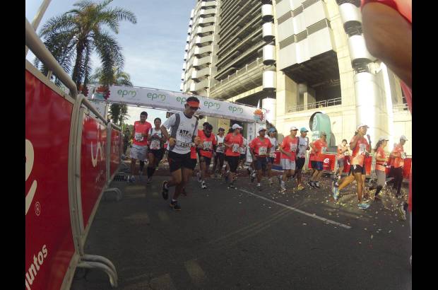Esteban Jaramillo y Sebastián Salazar - Más de 10 mil competidores se dieron cita en esta histórica cita deportiva que se corría en las modalidades de 5, 10, 21 y 42 kilómetros.