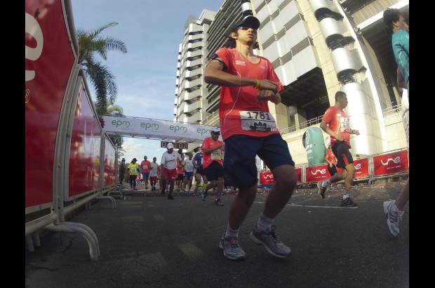 Esteban Jaramillo y Sebastián Salazar - Más de 10 mil competidores se dieron cita en esta histórica cita deportiva que se corría en las modalidades de 5, 10, 21 y 42 kilómetros.