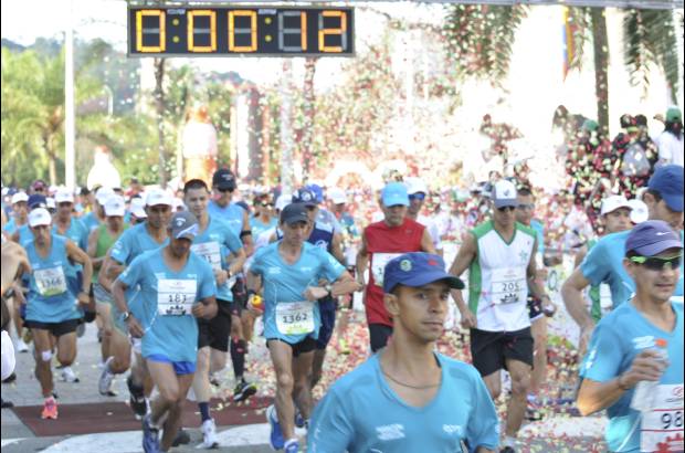 Esteban Jaramillo y Sebastián Salazar - Más de 10 mil competidores se dieron cita en esta histórica cita deportiva que se corría en las modalidades de 5, 10, 21 y 42 kilómetros.