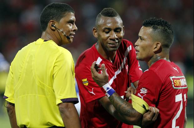 Jaime P&#233;rez - Los rojos se quejan por la decisi&#243;n en contra de Vi&#225;fara.