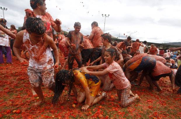 Reuters - Participaron unas 20 mil personas, entre niños y adultos. Fueron 15 mil toneladas de esta verdura las que se utilizaron en la fiesta de la tomatina, en Boyacá.