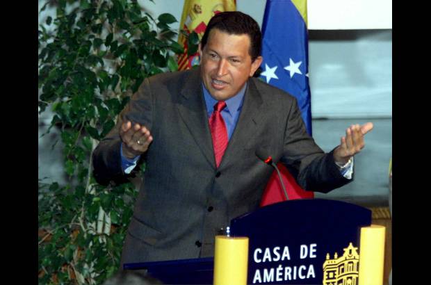 Reuters - En el a&#241;o 2000 se realizaron elecciones generales para &quot;relegitimar todos los poderes&quot;. Ch&#225;vez gan&#243;. As&#237; mismo en las elecciones parlamentarias celebradas en la misma fecha, su partido logr&#243; la mayor&#237;a de esca&#241;os en la nueva Asamblea de Venezuela.