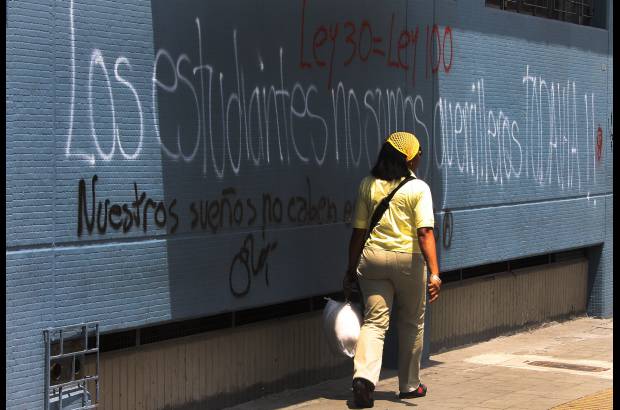 R&#243;binson S&#225;enz - Razones muy de fondo debieron tener los estudiantes del pa&#237;s para marchar el mi&#233;rcoles en todas las ciudades en contra de una ley (la 30) que, argumentan, va encaminada a privatizar la educaci&#243;n. Y hay que decirlo, la protesta fue organizada y se not&#243; la sinceridad de los estudiantes en sus demandas, pero no faltaron los que dejaron su huella de vandalismo.
