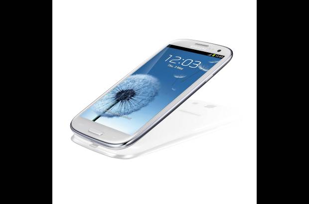 Cortes&#237;a - Tambi&#233;n cuenta con sistema de llamada directa. Si se recibe un mensaje de texto o por chat, se puede sencillamente acercar el tel&#233;fono al o&#237;do y de inmediato se genera la llamada.