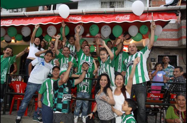 Julio C&#233;sar Herrera - El blanco y el verde fueron los colores que predominaron en la mayor&#237;a de las calles de los barrios de Medell&#237;n.