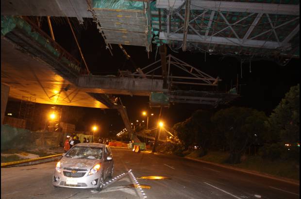 Julio C&#233;sar Herrera - Parte de la estructura impact&#243; sobre el parabrisa de un Chevrolet Spark que transitaba por el lugar.
