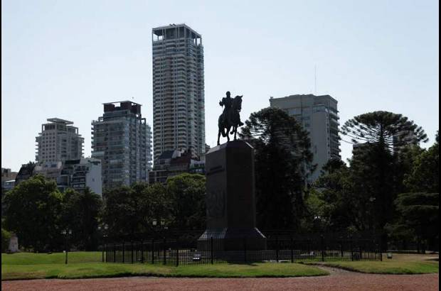 Diego Gonz&#225;lez - Buenos Aires es conocida tambi&#233;n como la Capital Federal. En ella se mezcla la historia con vanguardistas construcciones.