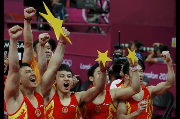 Reuters - El equipo de gimnasia Chino celebra su victoria en la final por equipos masculina.
