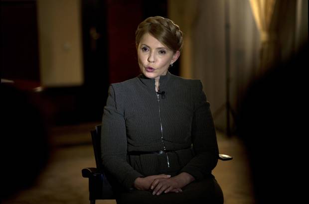 AP - La ex primera ministra de Ucrania, Yulia Tymoshenko, habl&#243; a los medios esta semana, dijo que Occidente debe forzar a Rusia a retirar sus tropas de la pen&#237;nsula de Crimea y que Ucrania no debe aceptar ning&#250;n compromiso con Rusia.