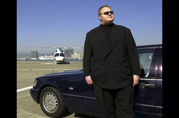 Reuters - El fundador de MegaUpload Kim Schmitz o Dotcom est&#225; acusado por Estados Unidos de dirigir el mayor portal de pirater&#237;a inform&#225;tica desde Nueva Zelanda donde est&#225; detenido, es descrito como un millonario extravagante.