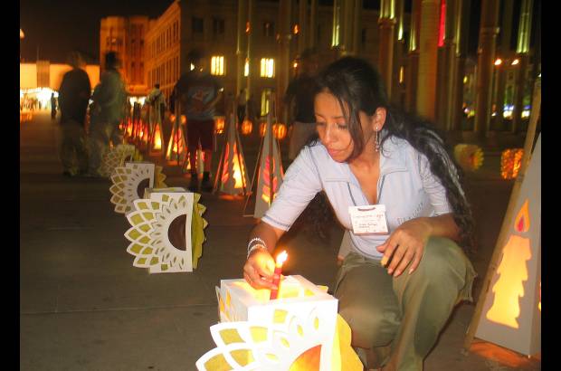 FOTO EL COLOMBIANO - En pleno centro de Medell&#237;n, frente al Centro Administrativo La Alpujarra, se levantan 300 enormes postes luminosos, 2.100 reflectores y 170 l&#225;mparas de piso que convierten al Parque de las luces en un moderno espacio p&#250;blico. La renovaci&#243;n de la Plaza de Cisneros se inaugur&#243; en el a&#241;o 2005.