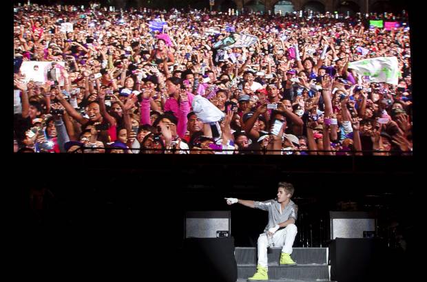 AP - Bieber inici&#243; su recital con el tema Baby, que fue coreado por los asistentes. Sin pausa sigui&#243; con As long as you love y U smile, y con el tema Boyfriend provoc&#243; llantos de emoci&#243;n entre sus seguidoras.
