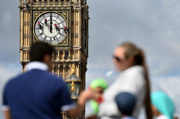 AFP - Los miles de turistas que cada d&#237;a se acercan al palacio de Westminster, sede del Parlamento brit&#225;nico y uno de los puntos m&#225;s visitados de la ciudad, observar&#225;n durante esta semana a cuatro operarios suspendidos con cuerdas frente al famoso reloj.
