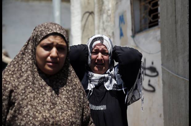 Reuters - Mujeres palestinas lloran en un campamento de refugiados cerca de la ciudad de Ramallah, Cisjordania.
