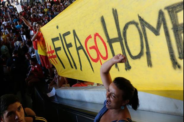 AP - La manifestación fue convocada por el Movimiento de Trabajadores Sin Techo (MTST) y el llamado Comité Popular de Brasilia, que forman parte de los colectivos que se oponen a la celebración del evento de la FIFA en Brasil bajo el lema "No va a haber Mundial".