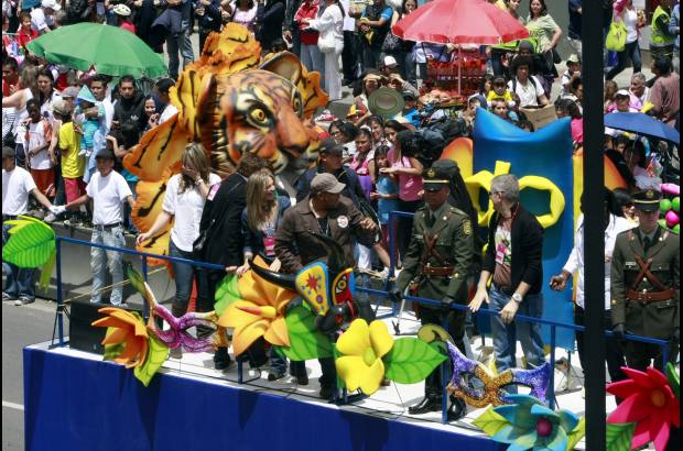 Colprensa - El recorrido estuvo amenizado por 70 grupos musicales, 18 grupos folcl&#243;ricos, 30 presentaciones folcl&#243;ricas de diferentes regiones y pueblos de Colombia.