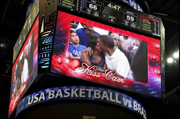 Reuters - Obama y la primera dama Michelle Obama fueron enfocados durante el Kiss Cam, el video que enfoca a parejas que se besan cuando se pide un pausa en los partidos.