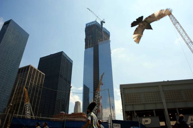 Reuters - Nueva York vio completada la construcci&#243;n del primer rascacielos del nuevo World Trade Center (WTC), la Torre 4, casi once a&#241;os despu&#233;s de los atentados terroristas del 11 de septiembre que destruyeron las Torres Gemelas y acabaron con la vida de unas 3.000 personas.