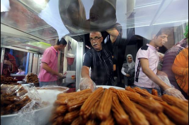 Reuters - Los fieles anticiparon sus compras por estos días del Ramadán.