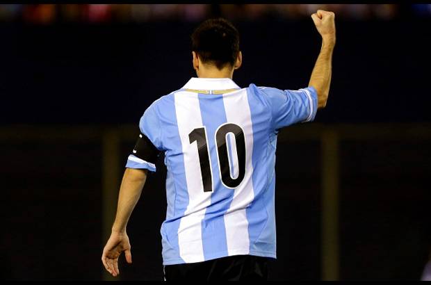 AP - Argentina derrot&#243; por goleada 5-2 a Paraguay y se asegur&#243; el paso al Mundial de Brasil-2014.