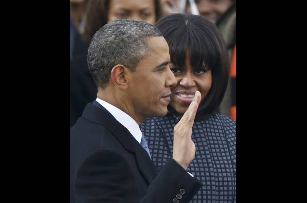 Reuters - El presidente Obama eligi&#243; una corbata azul y una camisa blanca, con un traje y un abrigo obscuro.