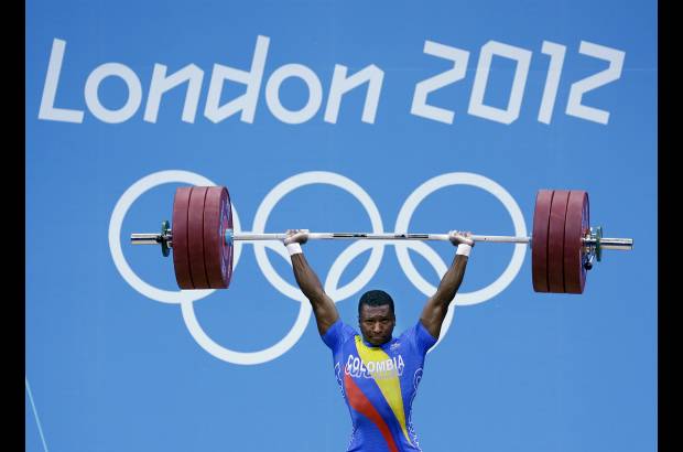 AP - &#211;scar Figueroa levant&#243; 140 kilogramos en arranque y 177 en envi&#243;n.