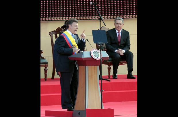 Reuters - El ex presidente Uribe escuch&#243; atento el discurso de Juan Manuel Santos.