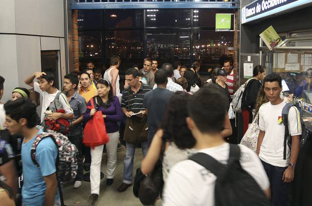 Foto R&#243;binson S&#225;enz - A veces a los pasajeros les toca mojarse.