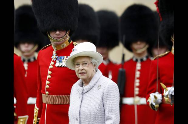 Foto Reuters - La Reina a la que rinden pleites&#237;a independentistas, abor&#237;genes y el mism&#237;simo James Bond es, a sus 85 a&#241;os, una empleada p&#250;blica rica y famosa, con una hoja de servicios intachable, que ha dedicado toda su vida al servicio de la Corona.