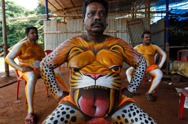 AP - Onam es un festival anual hind&#250; celebrado en Kerala, India, dedicado a la cosecha y que se realiza durante el mes de Chingam (Agosto-Septiembre). Una de sus festividades es el Pulikali o la danza del tigre. Los bailarines, entre ellos algunos ni&#241;os, pintan sus cuerpos con la imagen del felino m&#225;s grande del mundo, en una expresi&#243;n cultural que gira en torno al tema de la caza del animal.