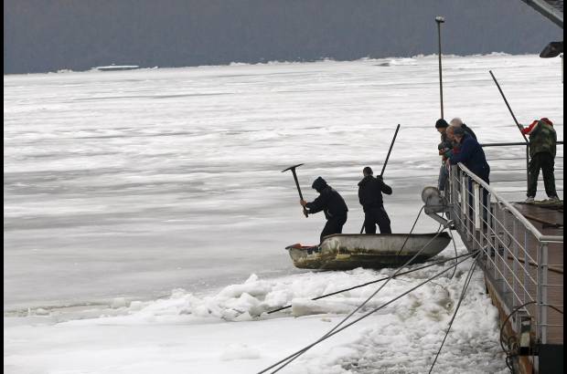 Reuters - Nikola Marjanovic, empleado del servicio de aguas de Serbia, aseguró que no hay razón para alarmarse, aunque la situación debe ser vigilada cuidadosamente. "En este momento no sabemos qué pasará", dijo.