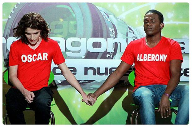 Cortes&#237;a Canal RCN - A Alberony, nacido en Choc&#243; e integrante del grupo de &quot;la mafia&quot;, con Sebasti&#225;n, Edwin, Manuela y Ang&#233;lica, no le alcanzaron sus ruegos y se convirti&#243; en el sexto eliminado de Protagonistas de Nuestra Tele.