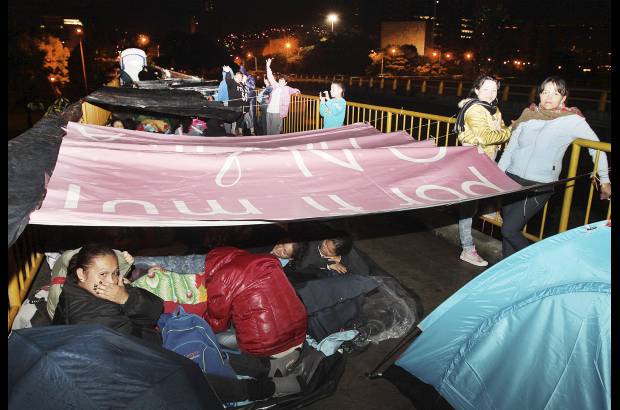 Foto R&#243;binson Saenz - En la noche del lunes lleg&#243; la lluvia y aparecieron carpas y pl&#225;sticos de toda clase.