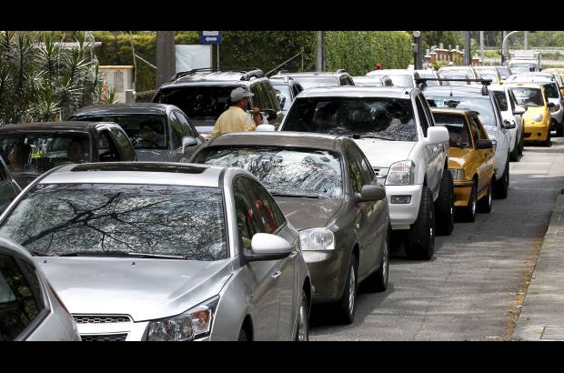 Jaime Pérez - Con paciencia, los conductores deben esperar el flujo lento del tráfico en las horas pico para llegar a sus destinos.
